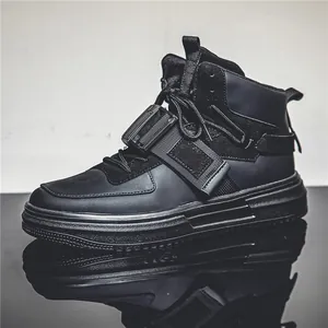 Sneaker mid-top techwear completamente nere con cinturino con fibbia e finitura opaca