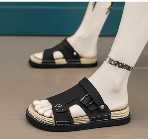 Vista lateral de sandalias de cuero negro para hombre con plantilla tejida y correa de hebilla