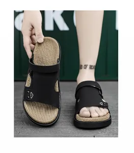 Vista de detalle profesional de las sandalias de cuero negro para hombre con plantilla tejida