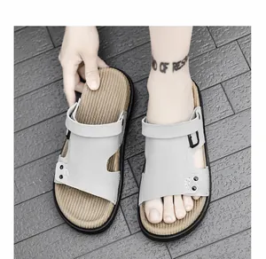 Primer plano de sandalias casuales de cuero gris para hombre con suela suave antideslizante