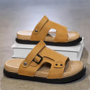 Elegantes sandalias de cuero amarillo para hombre con suelas blandas en base blanca