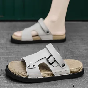 Sandalias de cuero gris para hombre con suela antideslizante y hebilla ajustable.