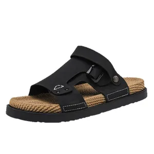 Elegantes sandalias de cuero negro para hombre con hebilla y suela efecto tejido