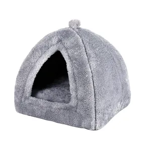 Cama cueva de felpa gris para gatos con entrada triangular y detalle de pompón