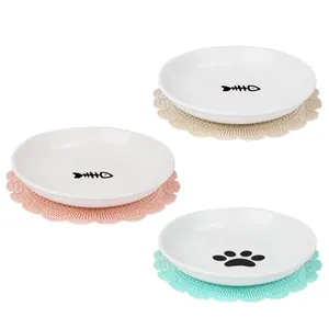 Set di tre ciotole in ceramica per gatti con impronte di zampe e lische di pesce su tappetini