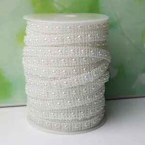 Détail du ruban de perles ABS blanches avec motif floral élégant pour la couture