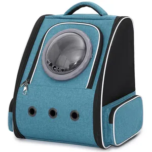 Primer plano de mochila transportadora azul con cápsula espacial y malla lateral