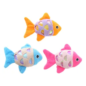 Set mit 3 bunten Fisch-Plüschkatzenspielzeugen mit Katzenminze und Knisterpapier