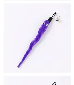 Accessorio per cannetta gatto bruco viola peloso con campanellino e gancio in metallo