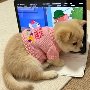 Comodo maglione rosa lavorato a maglia per animali con ricamo su un cucciolo