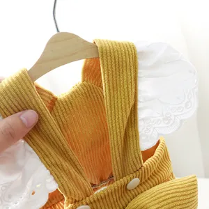 Süßes gelbes Kord-Kürbiskleid für Hunde mit eleganten weißen Spitzenrüschen und Knöpfen