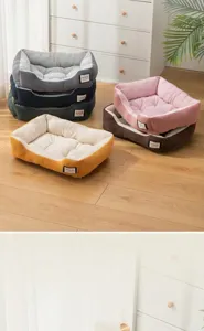 Collezione di lettini rettangolari colorati per cani e gatti in un ambiente accogliente