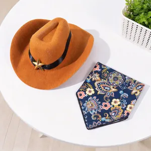 Schattige cowboyhoed voor huisdieren met gouden ster en navy gebloemde bandana