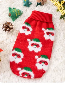 Dettaglio di maglione rosso lavorato a maglia per animali con motivo festoso di Babbo Natale