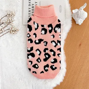 Detailansicht eines pinkfarbenen Strickpullovers mit Leopardenmuster für kleine Hunde und Katzen