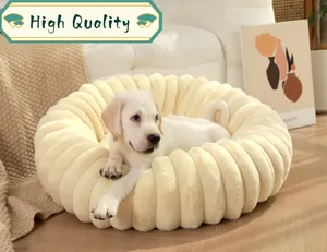 Détail d'un lit rond en peluche crème pour animaux avec un chiot doux dans un cadre cosy
