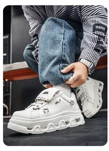 Primo piano di sneakers platform punk heavy metal bianche da uomo stile street