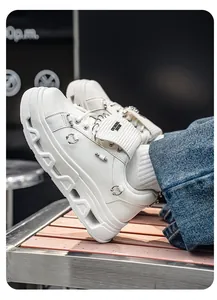 Vista dettagliata di sneaker bianche punk con plateau e anelli in metallo pesante