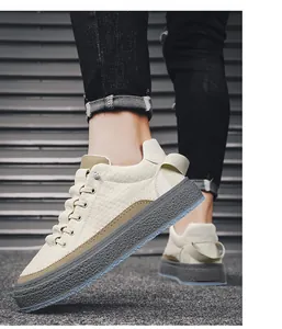 Gedetailleerd overzicht van stijlvolle crème platform sneakers aan voeten met zwarte jeans