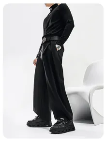 Vista dettagliata di sneaker platform punk nere su un modello con outfit streetwear