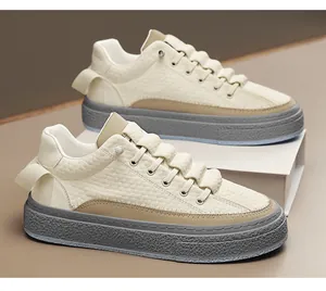 Stijlvolle herensneakers met dikke zool, crème bovenwerk met textuur en grijze zolen.
