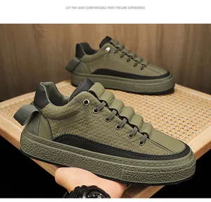 Gedetailleerd overzicht van olijfgroene chunky platform sneakers met getextureerd bovenwerk