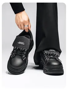 Dettaglio degli anelli metallici e della pelle di queste scarpe punk platform da uomo