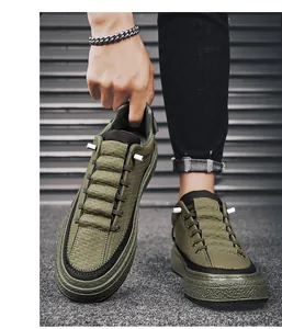 Gedetailleerd zicht op olijfgroene platform sneakers met textuur in streetwear-stijl