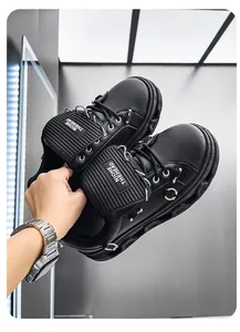 Vista di dettaglio di sneaker nere punk con plateau e decorazioni di anelli in metallo