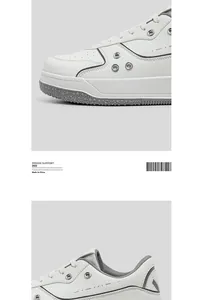Primo piano di sneakers in pelle bianca con occhielli argento e suola grigia testurizzata