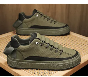 Detailweergave van de olijfgroene sneakers met getextureerd oppervlak en dikke zool