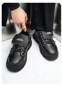 Dettaglio di sneaker punk in pelle con zeppa nera e dettagli ad anello in metallo