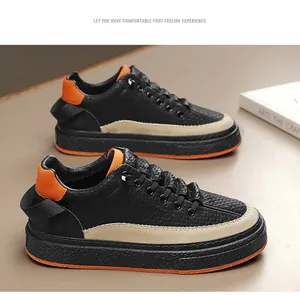 Zijaanzicht detail van zwarte chunky plateau sneakers met oranje accenten voor heren