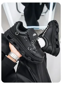 Sneakers punk nere con suola platform e anelli di metallo, stile streetwear uomo.