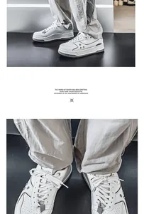 Dettagli di sneaker bianche da uomo con pannelli in pelle irregolari e cuciture.
