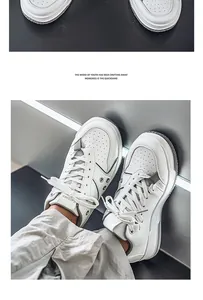 Sneakers moderne in pelle bianca da uomo con design di cuciture irregolari alla moda