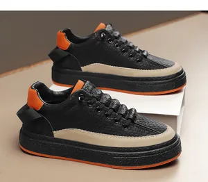 Gedetailleerde weergave van de getextureerde zwart-beige heren sneakers met dikke zool