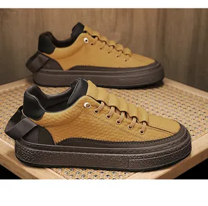 Detailopname van mosterdgele herenschoenen met dikke zool en een getextureerde afwerking