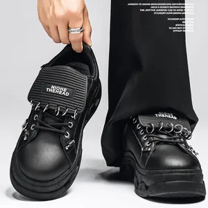Sneakers punk in pelle con zeppa nera, dettagli in metallo e suola molto spessa.