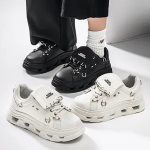 Sneakers punk con suola platform e dettagli in metallo per uomo.
