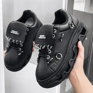 Sneaker platform nere stile punk street con dettagli in anelli metallici e suole spesse