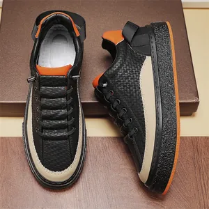 Outdoor herensneakers met dikke zool en tweekleurig design in zwart en beige tinten