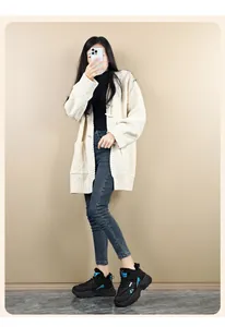 Gros plan de baskets d'hiver épaisses pour femmes avec un cardigan en maille.