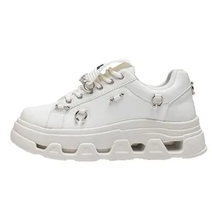 Sneaker platform bianche da uomo stile punk con anelli metallici e suola spessa