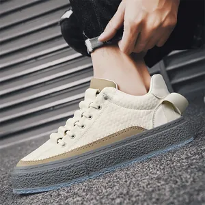 Ademende herensneakers met dikke zool en getextureerd beige bovenwerk stijlvol