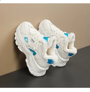 Détail de baskets d'hiver blanches avec touches bleues et doublure en fausse fourrure