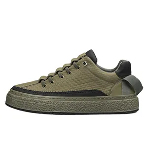 Olijfgroene heren outdoor werksneakers met dikke platformzool en uniek getextureerd bovenwerk