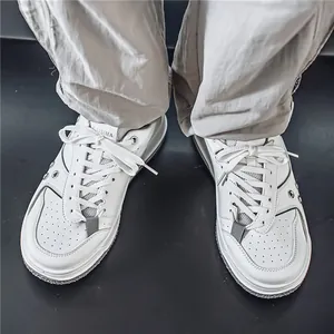 Sneakers in pelle bianca da uomo con pannelli irregolari e occhielli in metallo