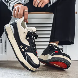 Eleganti sneakers da uomo in pelle irregolare nero e crema con suola rossa