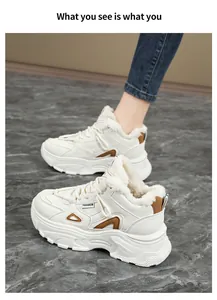 Gros plan de baskets à plateforme blanches avec une doublure en fausse fourrure